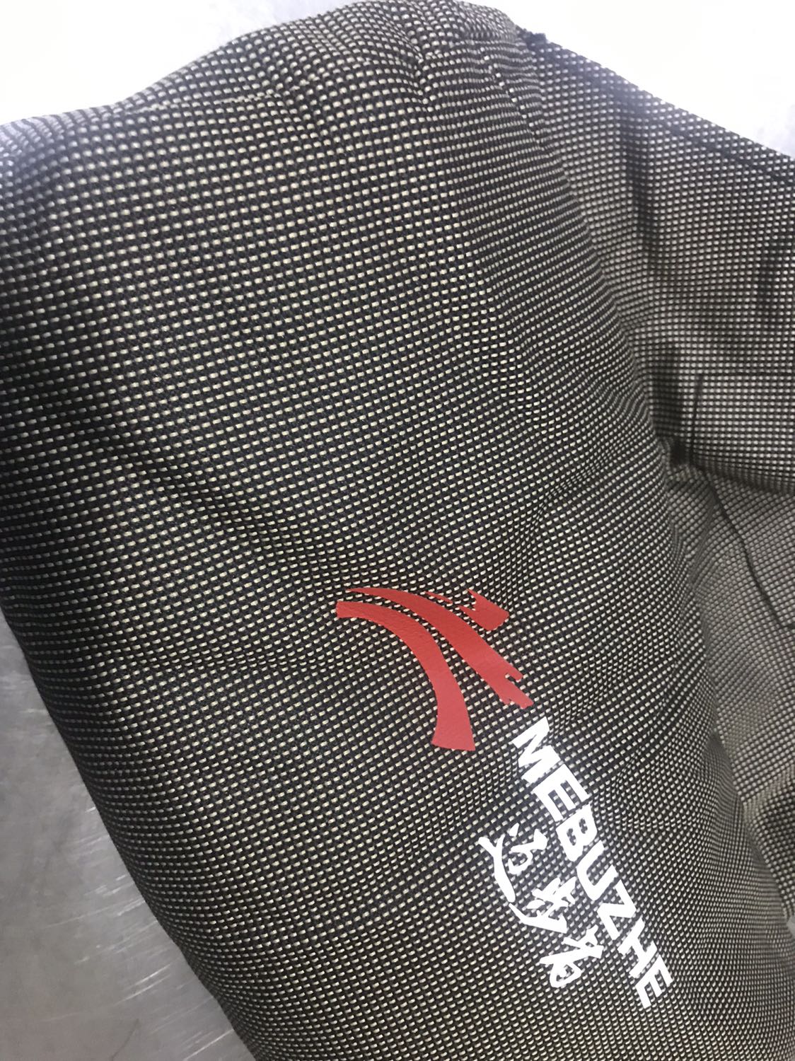 Gối nằm móp méo không bằng phẳng, có thể là do khâu để gối vào bao làm gối bị cấn ép một ghời gian dài nên không còn trở về hình dạng bằng phẳng ban đầu
Bao dựng bị bung chỉ, xài vài lần chắc rách quá, có thể tự khắc phục bằng cách tự may lại xài