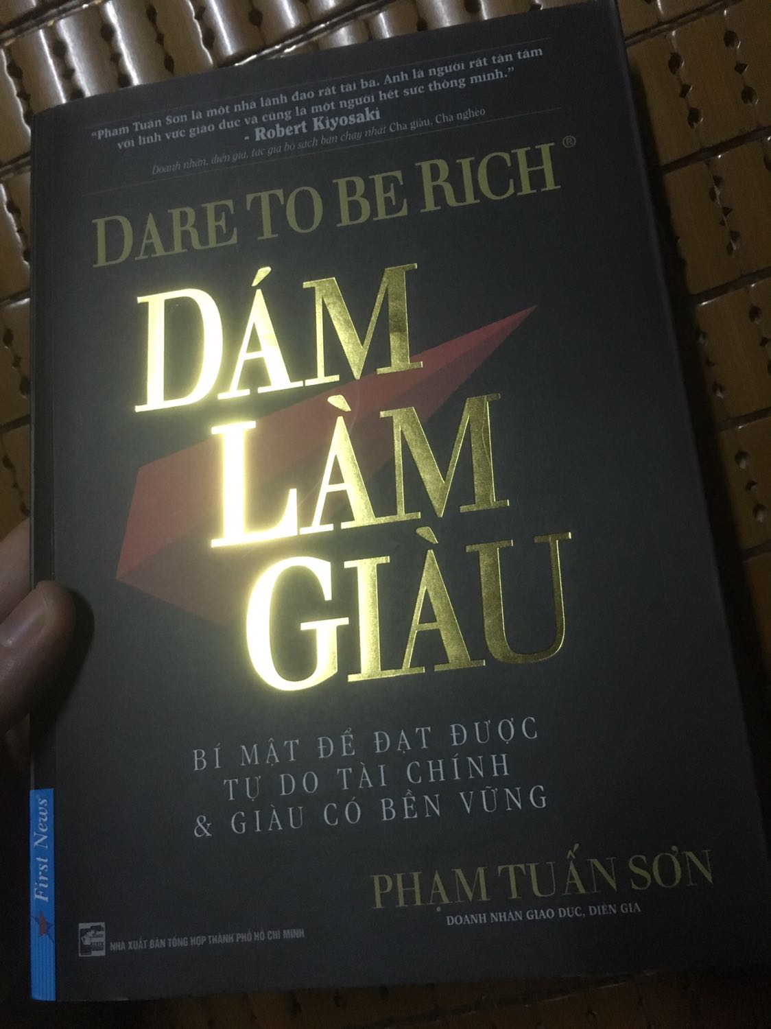 Mình đc a Nguyễn Xuân Nam bên spa giới thiệu quyển sách này. Cảm nhận đầu tiên là sách rất thơm, logo nổi chuẩn sách chỉ firstnew chính hãng mà có điều mình ko hài lòng là khi mình đã đọc được đến nửa quyển sách mới phát hiện ra 2 lỗi to đùng như sau:
Thứ nhất là lỗi phần mục lục bị in lặp lại 2 lần nhìn khó chịu
Thứ hai là sách mất hẳn gần 20 trang sách từ trang 222 đến 241
Mình ko thể hiểu nổi một công ty sách lớn như vậy bao nhiêu năm trong nghành mà sai lầm ngớ ngẩn và ko hề có sự kiểm duyệt khi phát hành như vậy.