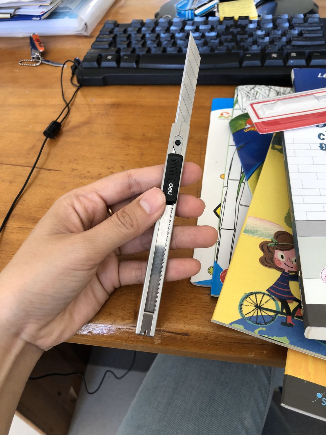 Dao rất sắc nhọn, tiện dụng. Toàn thân bằng kim loại nên cầm rất chắc tay. Hàng của deli luôn cực kỳ chất luọng. 5 sao cho Tiki vì giao hàng rất nhanh, đóng gói chắc chắn an toàn.