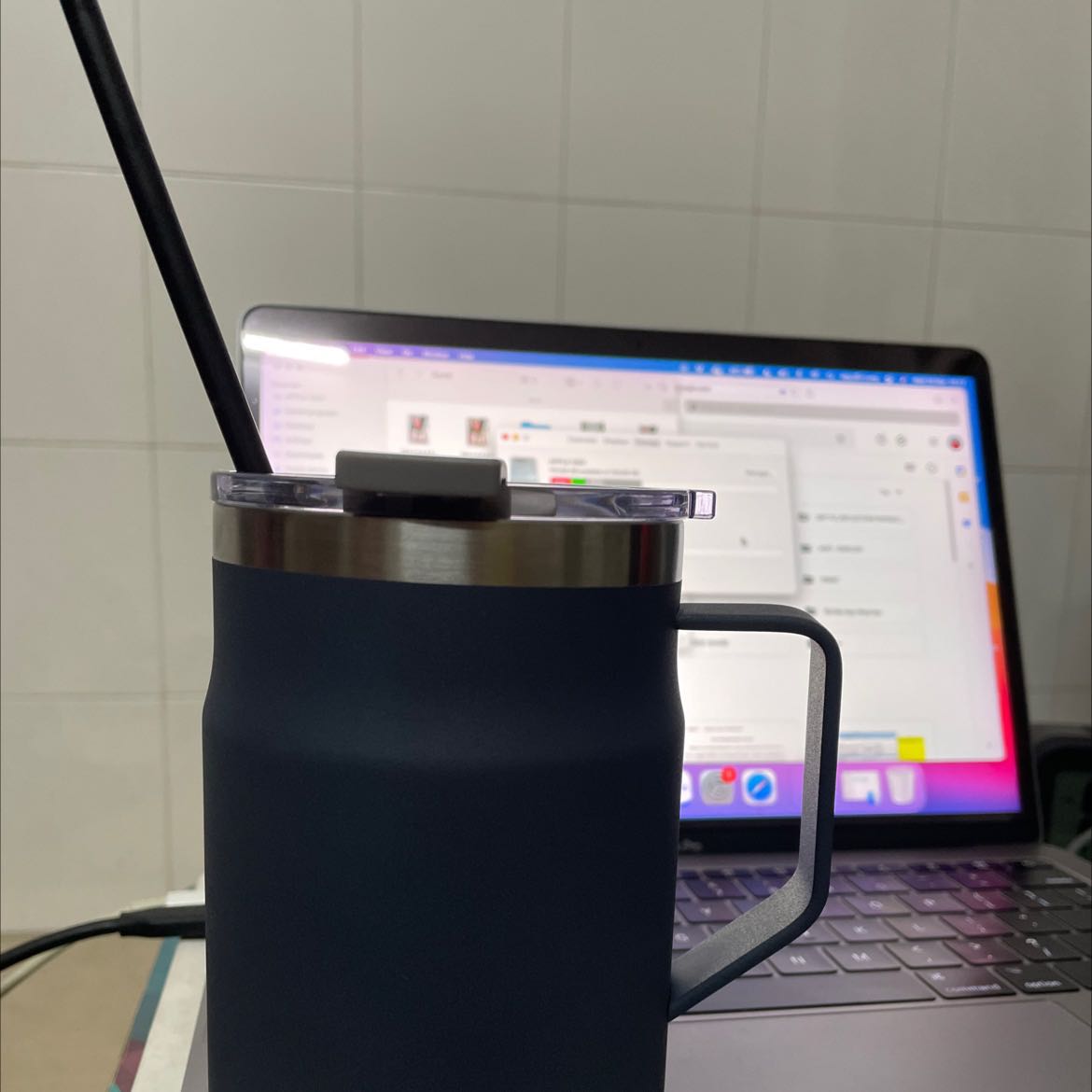 Chất lượng lock&lock thì khỏi bàn, giữ nhiệt khá tốt, qua đêm, nước đá vẫn còn, (chỉ chảy 1 tí). Tuy nhiên về hoàn thiện sản phẩm thì còn lỗi tí xíu. Ví dụ cái viền miệng khung thép ko đều. Bên dày bên mỏng như hình. Nhưng nhìn chung quá ok