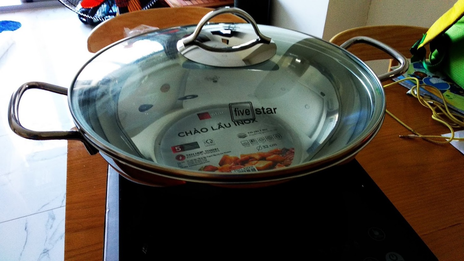 Mình mua nồi để dùng kèm với bếp từ của L&L. Lúc mua nghĩ size 32cm nhỏ thôi nhưng lúc nhận thiệt là lớn. Làm lẩu cho từ 6 đén 8 người ăn dư sức. Có ba đáy. Inox dày và cầm nặng tay. Quai hàn liền. Nắp kiếng.Tổng quan nồi đẹp lớn.