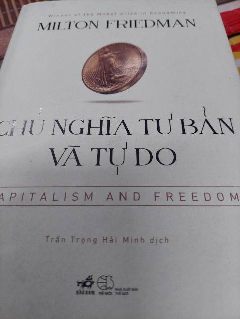 Sử dụng các nguyên lý kinh tế cơ bản, những dữ kiện thực tế nền kinh tế Mỹ và chính sách can thiệp ***, “ Chủ nghĩa tư bản và tự do “ là tập hợp những bài viết phân tích, luận giải đánh giá ưu khuyết điểm của tự do cạnh tranh cùng với sự can thiệp của Nhà nước vào nền kinh tế từ các chính sách điều tiết kinh tế vĩ mô cho đến các chính sách giáo dục, an sinh, phúc lợi xã hội.
Cũng theo Friedman những người theo chủ nghĩa tự do mới không mong sẽ duy trì các can thiệp quá sâu của nhà nước vào quyền tự do, tuy vậy hiển nhiên là họ muốn duy trì những can thiệp mà bản thân nó có thể thúc đẩy quyền tự do. “ Gìn giữ quyền tự do là tấm khiên bảo vệ tính chính danh cho việc giới hạn và phân tán quyền lực của ***, đồng thời cũng là nền tảng xây dựng sự tiến bộ của nền văn minh, dù là trong kiến trúc hay hội họa, trong khoa học tự nhiên hay xã hội, trong nông nghiệp hay công nghiệp, bởi thành tựu chưa bao giờ xuất hiện trong chế độ tập quyền”