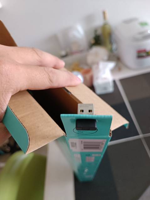 Bán hàng mà chơi gắn đầu nhận usb lên cái vỏ hộp. Cũng không có ghi chú bên ngoài hộp. Mở ra không để ý lỡ quăng cái hộp là đi luôn đầu nhận usb. Bán hàng mà chơi gắn đầu nhận usb lên cái vỏ hộp. Cũng không có ghi chú bên ngoài hộp. Mở ra không để ý lỡ quăng cái hộp là đi luôn đầu nhận usb.