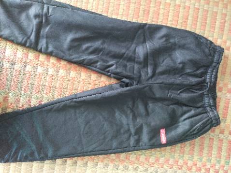 (4.5/5) - Vải mặt ngoài là thun - polyester, có rụng bông khi mặc 🥲🥲
(5/5) - Giao hàng nhanh, từ Hà Nội vào miền Tây chỉ có 3 ngày.
(2/5) - Gói hàng và vận chuyển của tiki ngày càng kém, hộp bị móp hết, hên đây là đơn hàng quần áo, nếu là sách chắc rách không còn gì luôn :))). Mong tiki xem lại đơn vị vận chuyển Viettel post.
Shop có kèm tem cảm ơn, thấy cũng dễ thương nên vẫn ủng hộ cho shop 5 sao, chứ lâu rồi mới đặt lại hàng bên tiki mà tiki làm ăn chán quá.