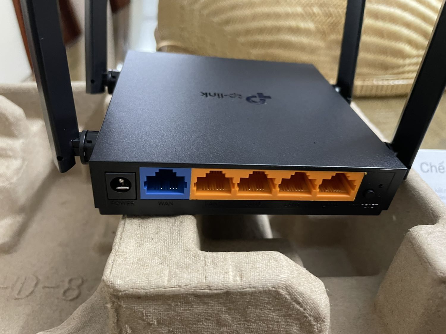 Sản phẩm chính hãng nguyên seal, router rất nhỏ gọn, lắp đặt cà kết nối cực kì đơn giản, đã *** thử 2 băng tầng thì cho kết quả rất chênh lệch, kết nối 2.4G đạt khoảng 10Mbps còn kết nối 5G đạt max băng thông khoảng 90Mbps. Kết nối có vẻ ổn định hơn router của nhà mạng.
Nhìn chung là hài lòng với sản phẩm, Tiki giao đúng hẹn, đóng gói cẩn thận. Sản phẩm chính hãng nguyên seal, router rất nhỏ gọn, lắp đặt cà kết nối cực kì đơn giản, đã *** thử 2 băng tầng thì cho kết quả rất chênh lệch, kết nối 2.4G đạt khoảng 10Mbps còn kết nối 5G đạt max băng thông khoảng 90Mbps. Kết nối có vẻ ổn định hơn router của nhà mạng.
Nhìn chung là hài lòng với sản phẩm, Tiki giao đúng hẹn, đóng gói cẩn thận.