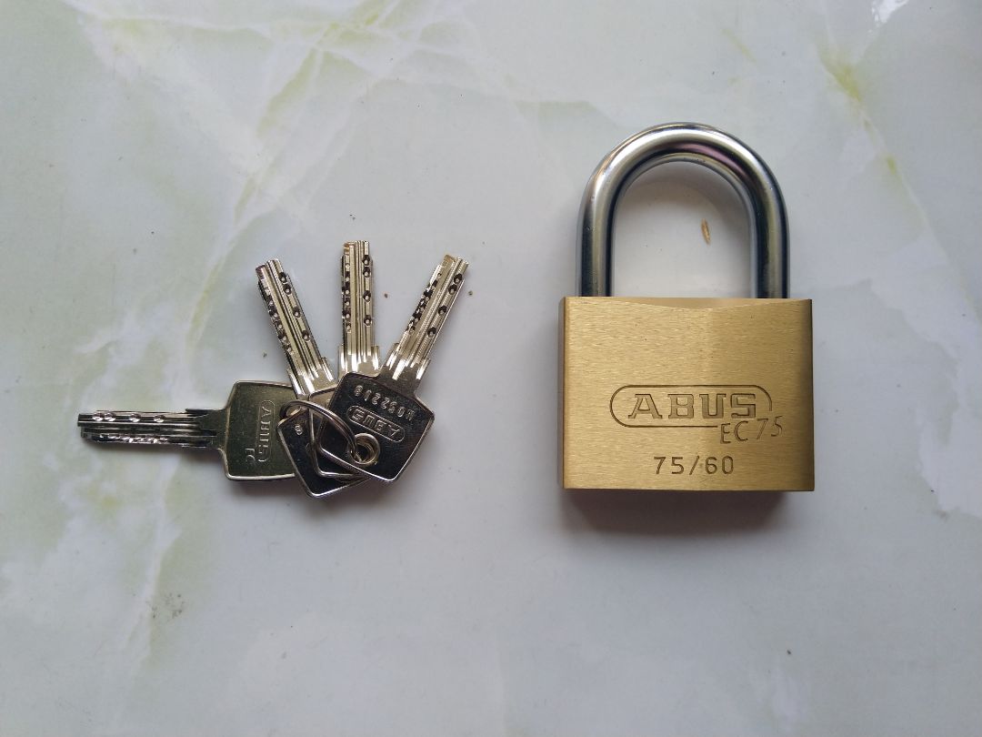 sản phẩm tốt. chắc chắn. nhưng có vẻ nhưng đây là sản phẩm lỗi. logo sản phẩm khắc laser bị lỗi.

sản phẩm chưa được qua qua khâu kiểm tra chất lượng.

tuy nhiên lỗi này không ảnh hưởng đến chức năng sp. cho 3 sao.