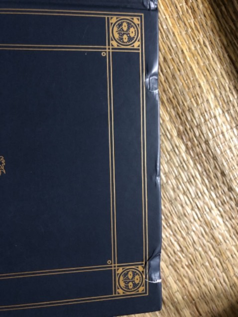 Cuốn sách quá xuất sắc. Đáng tiếc khâu đóng gói không cẩn thận, chỉ chêm một lớp giấy trên mặt còn dưới đáy thì không, đã làm bìa sách bị rách. Hy vọng bộ phận đóng gói hàng nên rút kinh nghiệm cẩn thận hơn, đặc biệt là những đơn hàng phải vận chuyển xa.