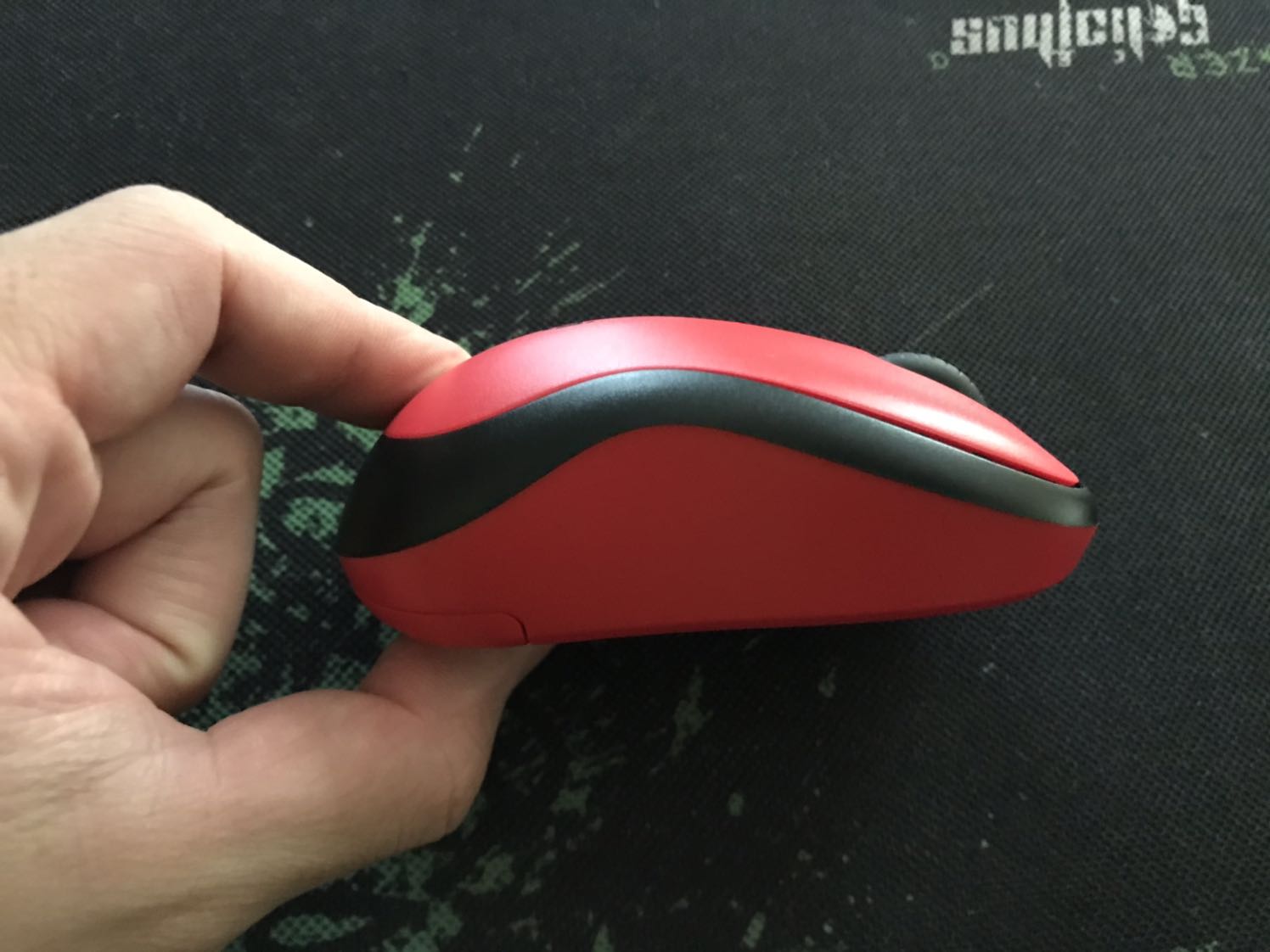 Đánh giá sau 1 tuần sử dụng: cả 3 nút chuột trái - phải - giữa đều rất nhẹ và êm, dường như nhận biết mỗi lần click qua cảm giác rung ở đầu ngón tay chứ chuột hầu như không phát ra tiếng kêu. Cảm biến quang nhạy và mượt, dùng tia Laser không nhìn thấy được nên không bị chói mắt như các chuột phát ánh sáng LED đỏ, di chuột được trên cả mặt kính. Điểm trừ là thiết kế nắp đậy pin khi khớp vào vẫn có độ rơ, nên mỗi khi nhấc chuột lên sẽ có tiếng lọc xọc gây cảm giác chuột không được chắc chắn lắm. Tuy nhiên, nhìn chung thì chuột dùng khá ổn và nhạy, nên ủng hộ shop 5 sao