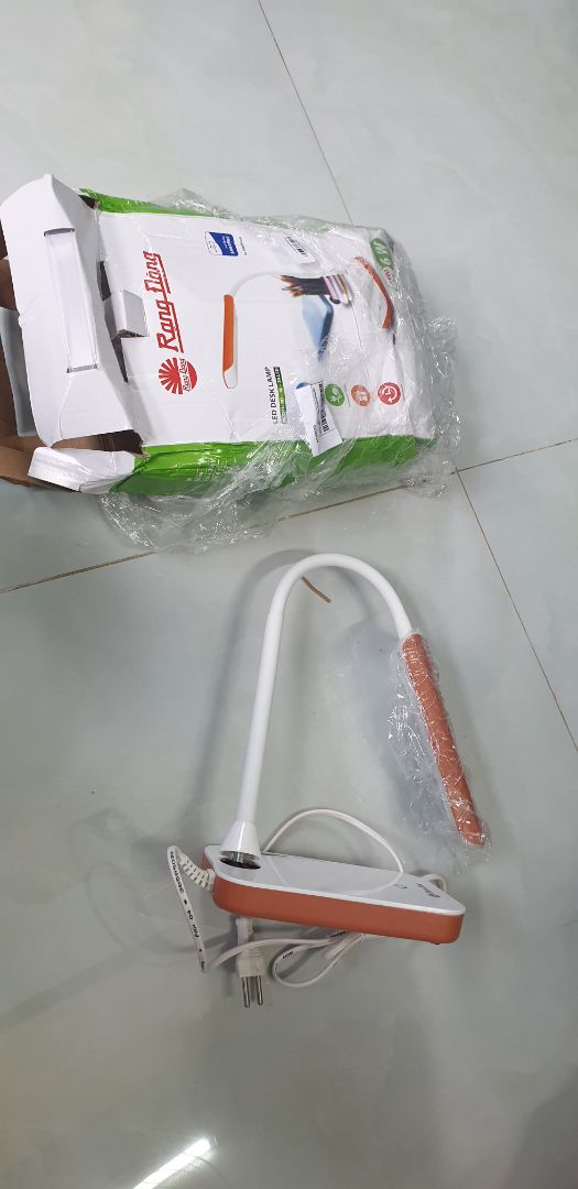 Đóng gói ko cẩn thận.... đèn bị gãy.....Mong Kiti sớm được đổi cái khác...