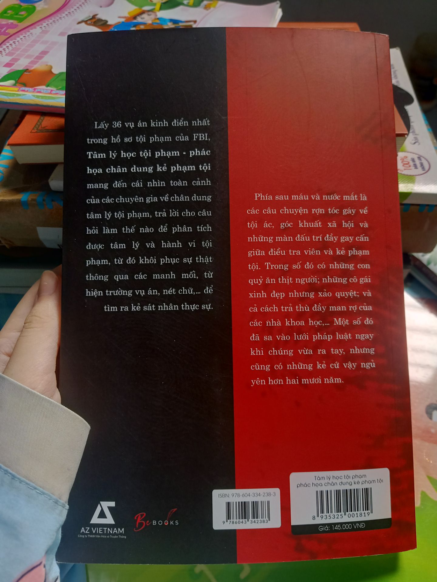 Đúng như tựa sách tập trung nói về " tâm lí học tội phạm, phát họa chân dung kẻ phạm tội ". Khá hay, nhưng không như mình mong đợi. Nhiều vụ án được kể lại khá chi tiết, dễ hiểu. Các vụ án có vẻ sẽ khiến cho nhiều bạn sợ và phải nhíu mày khi đọc. Nhưng với mình nó không đủ đô lắm😅