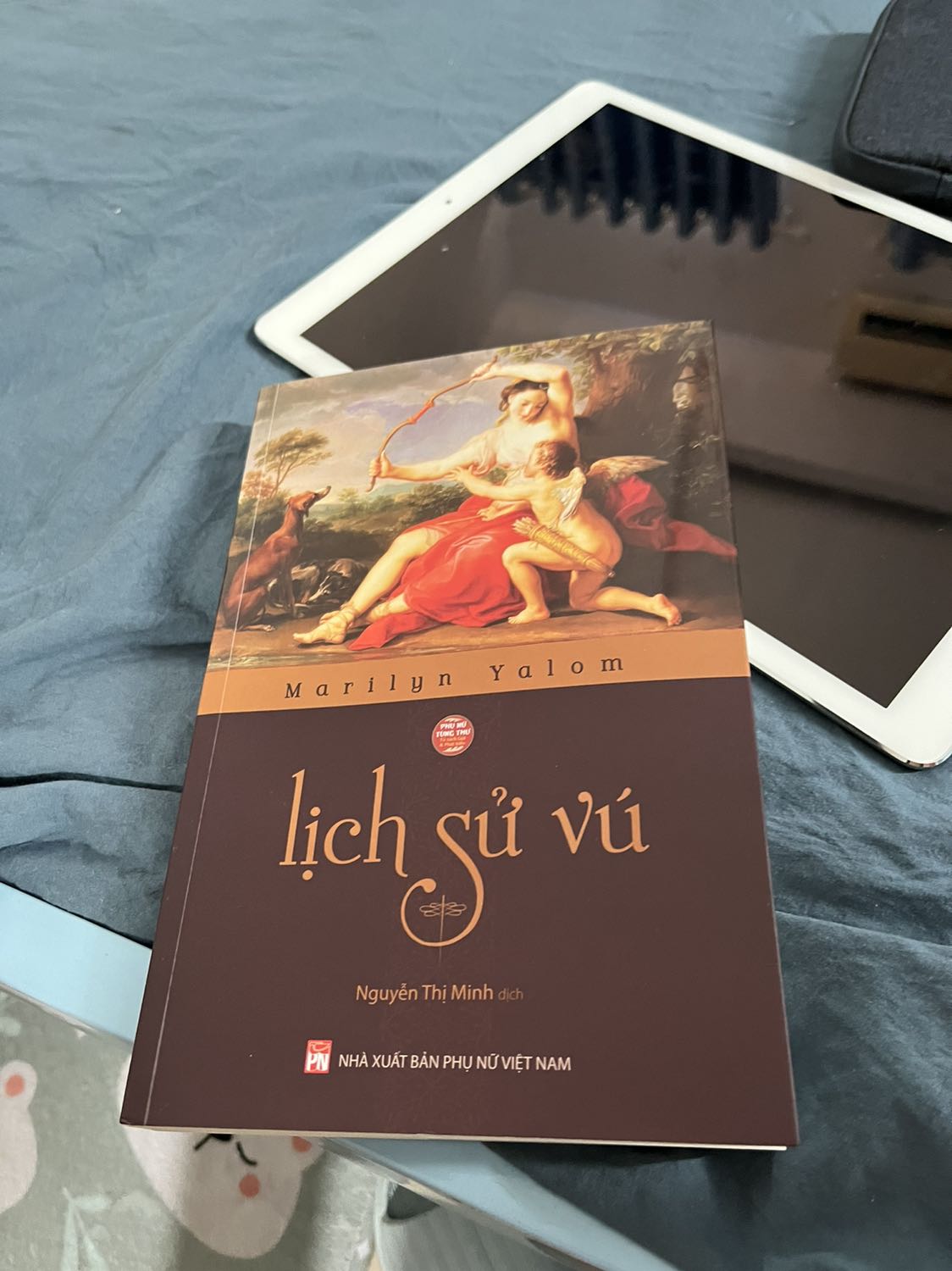 Khi nhắc đến từ “vú” vô hình chung, bản thân mình sẽ liên kết với hình ảnh phụ nữ và chính xác hơn là giá trí của họ. Lịch sử về *** như để diễn tả lên sự phản chiếu hình ảnh của lịch sử văn minh con người là cốt cách và giá trị của phụ nữ. Cuốn sách này tốt cho những người phụ nữ muốn tìm kiếm và khẳng định giá trị của họ; cho các chuyên gia nghiên cứu về bình đẳng giới; tính nữ trong thế giới hiện đại. Mình mong là sẽ có nhiều bạn ko chỉ ấn tượng với tiêu đề bên ngoài và cả về nội dung bên trong