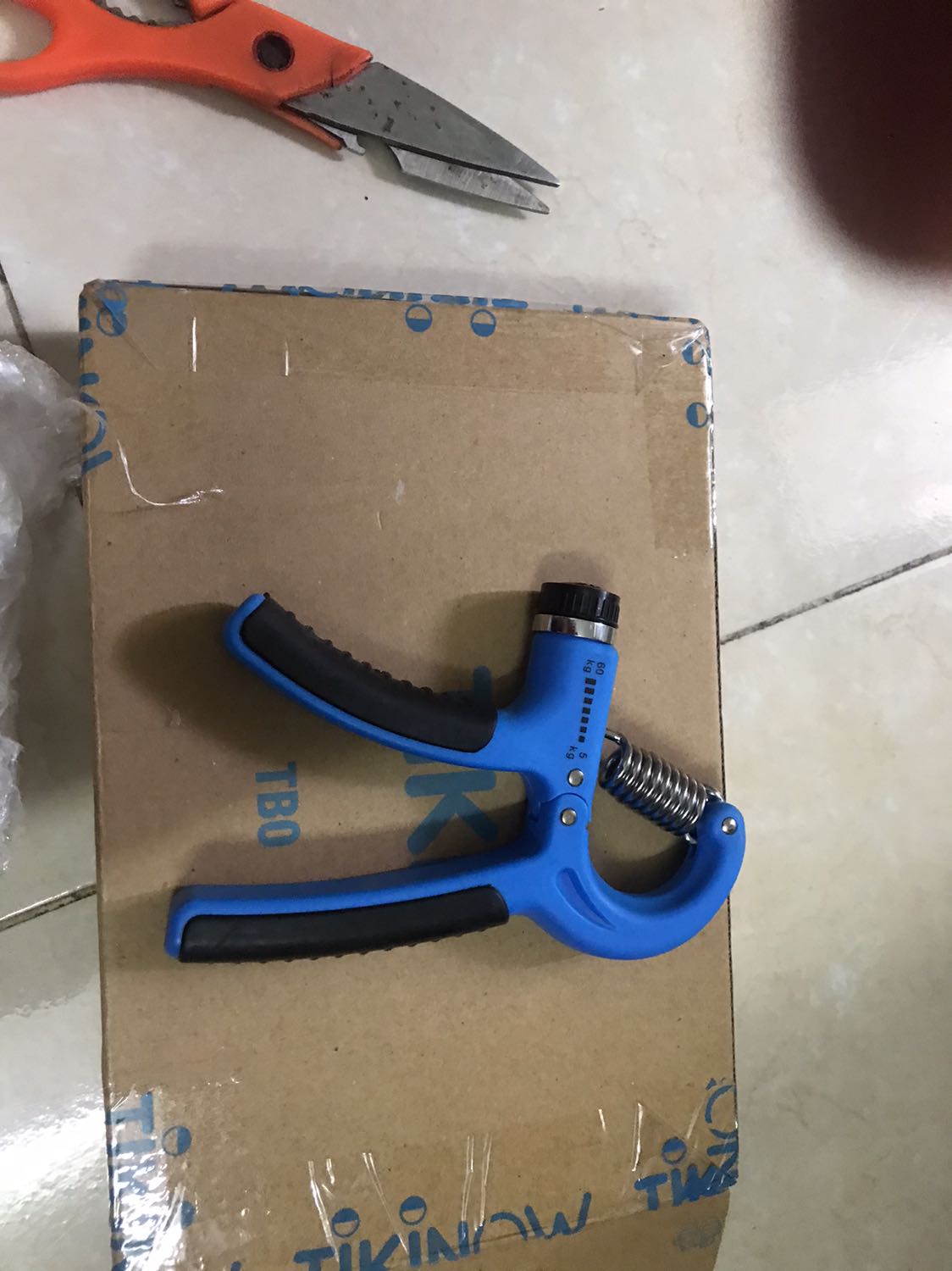 lực bóp khá chắc chắn, dụng cụ luyện tay khá tốt, có nhiều mức độ từ 5 đến 60 kg. hài lòng với chất lượng so với mức giá