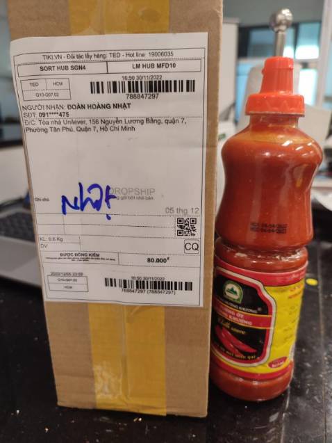 Chai tương ớt mốc đầy từ nắp chai xuống dưới như thế này mà shop vẫn đóng gói giao hàng được sao? Mình muốn trả đơn này, Tiki giải quyết dùm.