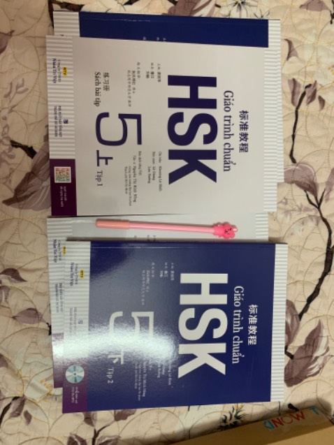 Giao hàng nhanh, đóng gói cẩn thận
Sách đẹp hehe sẽ quyết tâm học
Shop còn tặng kèm mình bút màu hồng, đúng màu mình thích
100 đỉmmm