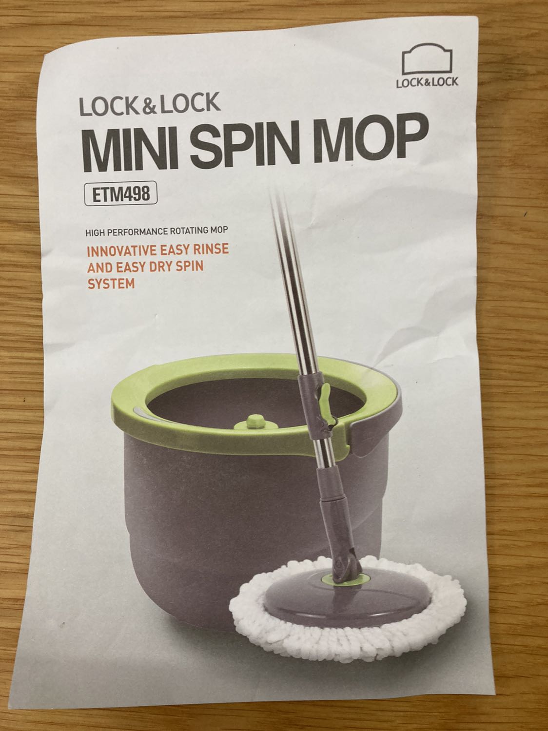 Sản phẩm nhựa khá chất lượng, màu sắc đẹp, ít bám bụi, tuy nhiên: tờ hướng dẫn chưa chi tiết, đùm lau kích thước đường kính nhỏ nên khi lau chưa thoải mái lắm (hiệu suất thấp), khớp nối tại đùm lau hoàn toàn bằng nhựa nên sợ không bền lâu. Cám ơn Tiki và shop bán hàng.