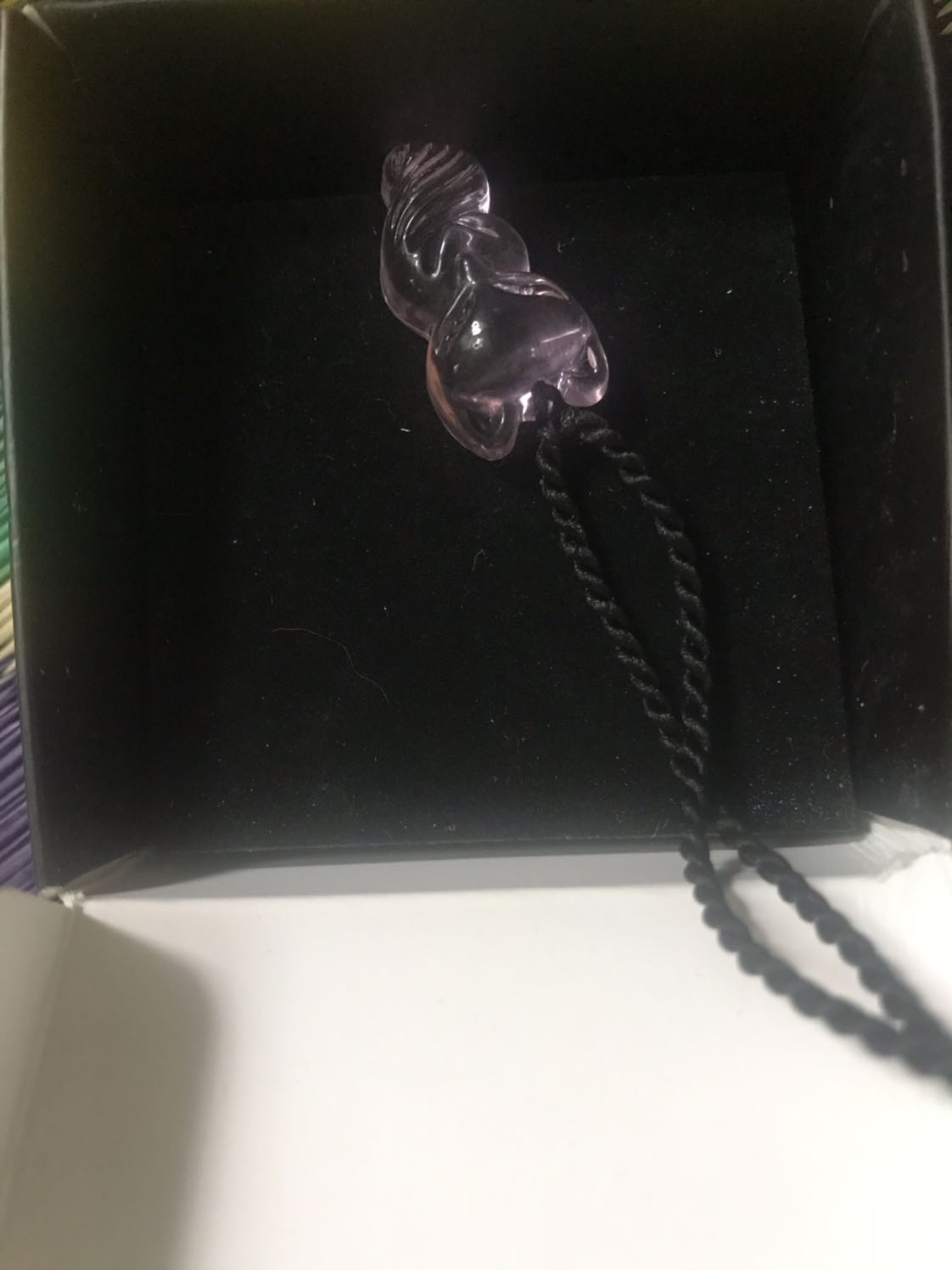 Mình mua màu hồng. Đeo chơi chơi chứ nhìn cũng không đẹp lắm. Đeo vui vui thì được ???