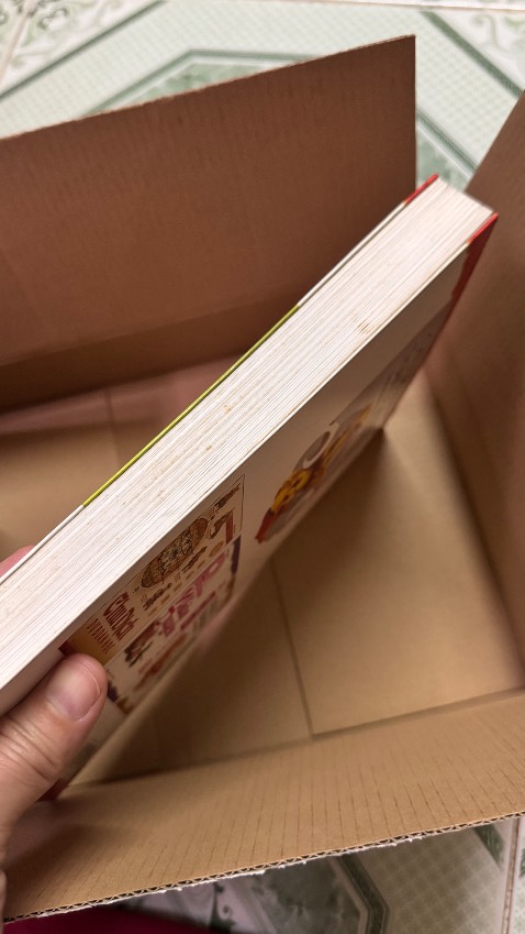 Mua sách mới mà giao quyển sách vừa bẩn vừa gãy góc, cũ. Voiw người đọc không quan tâm mấy vẻ ngoài thì còn tạm chấp nhận, với người yêu sách thì đây không chấp nhận được. Đánh giá 2 sao là để shop chú ý lại nếu bán sách cũ phải báo cho khách biết xem có đồng ý lấy hay không mới bán, chứ không phải bán rẻ hơn nơi khác rồi muốn giao gì giao.