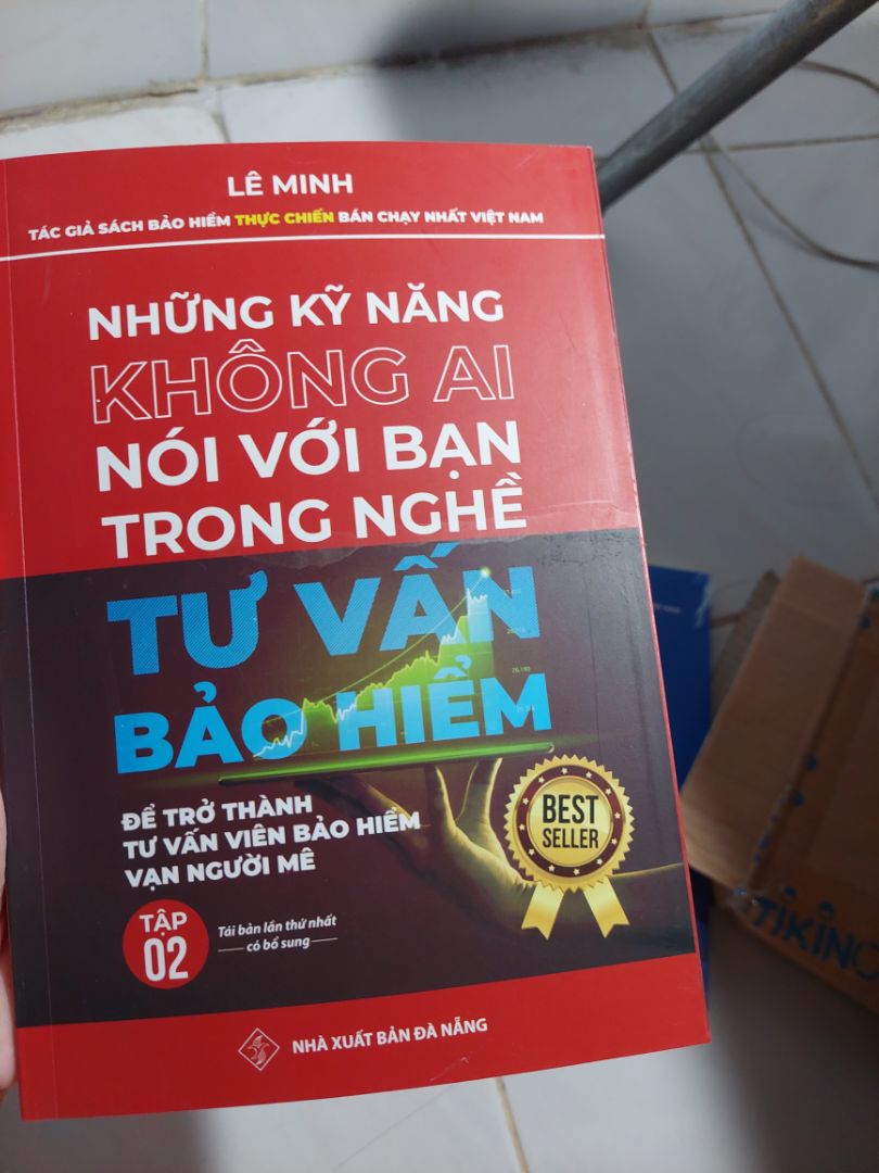 Thất vọng!
Mình mua combo 2 cuốn tập 1 và 2 và một cuốn tập 3. Nhưng khi nhận hàng mình khá bất ngờ vì hộp nhỏ, mình nghĩ bộ sách hơn 9*** phải khá to, dày nhưng khi mở ra thì kích cỡ cuốn sách không khác những cuốn sách bình thường, số lượng trang chỉ tầm tối đa *** trang mà giá tiền như thế hoàn toàn không xứng đáng.
Chưa kể combo 2 cuốn sách tập 1 và 2 chỉ được dán dính lại bằng 1 vòng băng keo, bìa sách của cuốn 1 thì bị gấp.
Mình đã tin tưởng chọn mua khi mình đọc thử vài trang trong cuốn sách. Nhưng có lẽ sau này phải cân nhắc kỹ hơn khi mua hàng.
Nội dung chi tiết thì chưa đọc nên chưa biết được.
Lần đầu tiên gặp phải trường hợp này. Quá thất vọng.