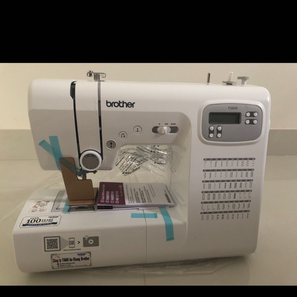 Máy mới nguyên seal nguyên kiện, shop giao đủ đồ đạc đi kèm. Máy về tay xịn xò lắm mọi người, máy nặng, chắc chắn. có giấy bảo hành đầy đủ. Mình chưa setup máy để may thử nên ko biết máy có ồn lắm ko. Nói chung nhận máy thấy ưng ý, thấy okie mọi người ạ.