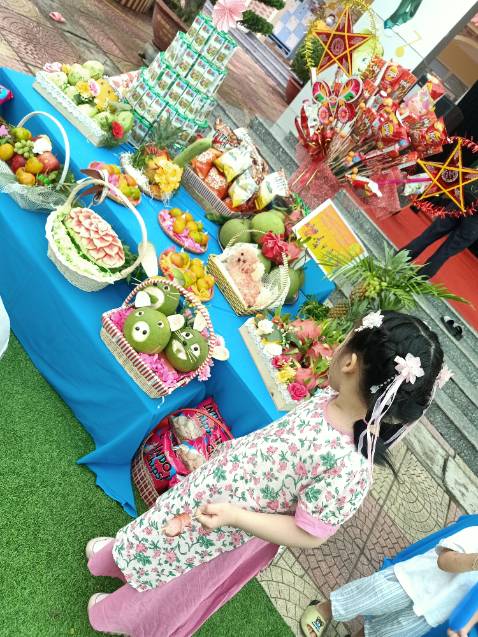 Bộ đồ này quá đẹp luôn ý ạ. Dạng vải thô nhưng mềm mịn với da trẻ em, thiết kế dạng áo dài váy xoè phía dưới. Màu hồng cực tôn da. Bé nhà mình mặc rất đẹp luôn. Bé nhà mình 5t nặng khoảng 21kg nhưng mặc size 27-31kg vừa đẹp luôn, hơi dài chút thôi. Đồ của shop mình đã mua nhiều lần, rất ưng ạ