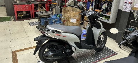 Dịch vụ HEAD Hoàng Việt phường Phú Lợi rất tốt, giao hàng nhanh chóng, nhân viên nhiệt tình, thân thiện.
Kiểu dáng xe SH Mode phiên bản thể thao màu Xám Đen bóng cực đẹp, màu sơn xám cement phối hợp với các chi tiết trên xe nhã nhặn, điểm nhấn nổi bật màu đỏ của hàng chữ SH mode 2 bên lườn sau xe và phuộc giảm sóc sau + heo dầu phanh ABS trước.
Xe chạy êm ái, đầm chắc, thân thiện với người cầm lái. Mặt yên không quá cao, trọng tâm thấp, tăng tốc nhanh giúp người lái dễ dàng điều khiển xe linh hoạt trong nhiều điều kiện mặt đường và mật độ giao thông đông đúc như hiện nay ở TP HCM
Lựa chọn xe Honda SH mode làm phương tiện di chuyển có thể nói là hợp lý nhất so với các dòng xe khác của hãng. Vận hành nhanh chóng, linh động khi chạy.