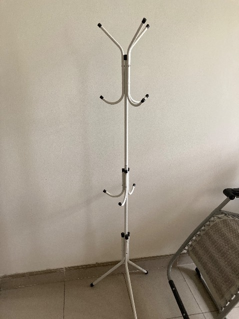 - Hàng không đúng màu đen , trong khi đã chát với shop , shop trả lời tất cả hàng là màu đen. Nhưng giao màu trăng. 
- Thép ống gì mà mỏng quá vậy ? 
- Chỗ nối cây chính giữa sắc cạnh dễ bị rách da tay. 
- Giá quá cao không tương xứng với sản phẩm.