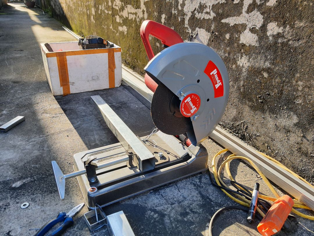 máy khá khỏe so với tầm giá. có 1 điểm trừ là viên đá theo máu khá là cùi bắp, cắt đc có nhiêu đây đã mòn gần hết, thay 1 viên mới vào lại chạy phà phà.