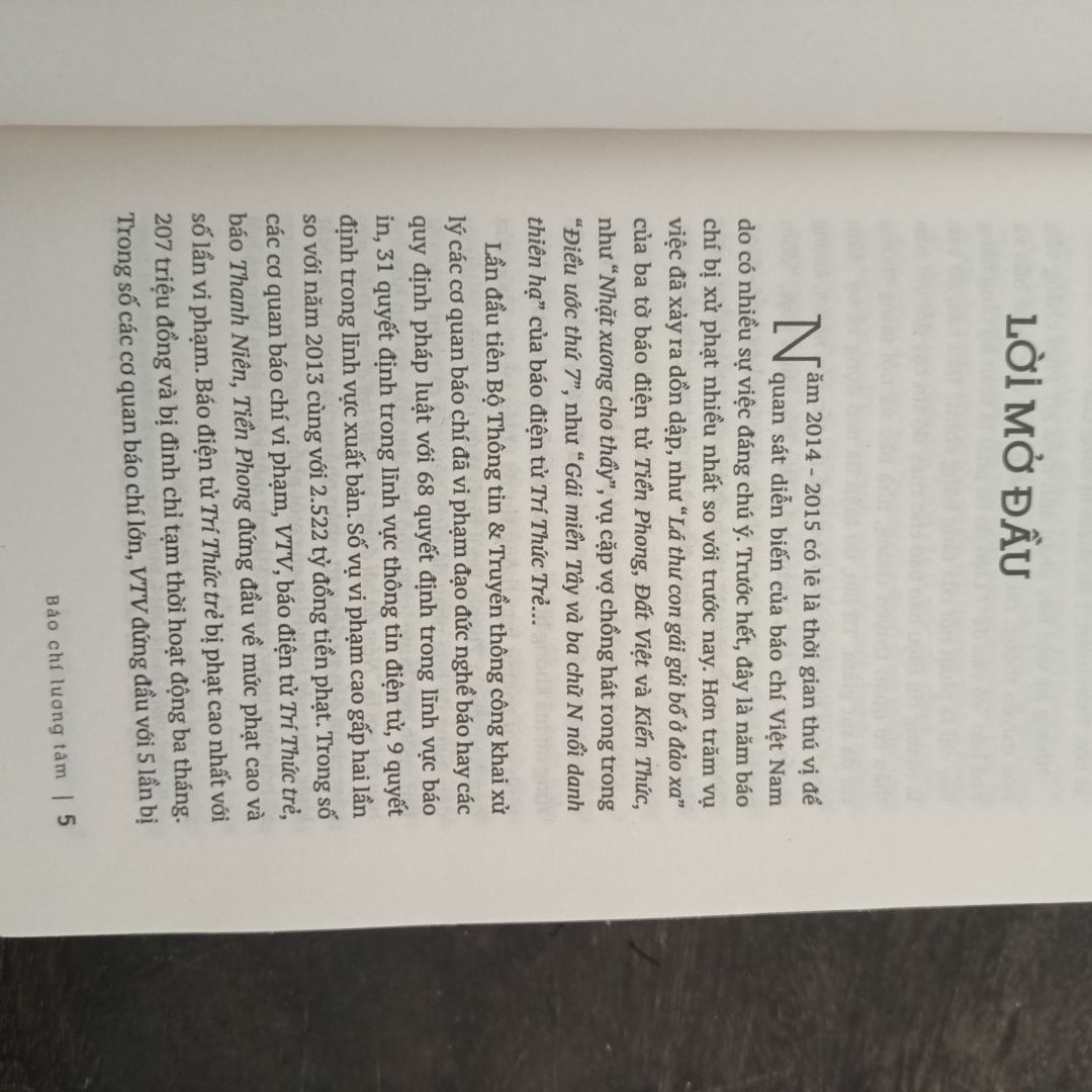 sách có bìa dẻo bao lại rất chắc chắn. Bìa cứng, giấy tối màu bảo vệ mắt. Chất lượng tuyệt vời ???