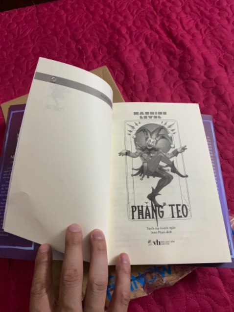 Đã nhận hàng, đóng gói cẩn thận, sách đẹp lạ, nd nghe đồn hay nhưng phải đọc mới biết được.
Khoe nhẹ với bà kon là trúng quân rô, hên quá!