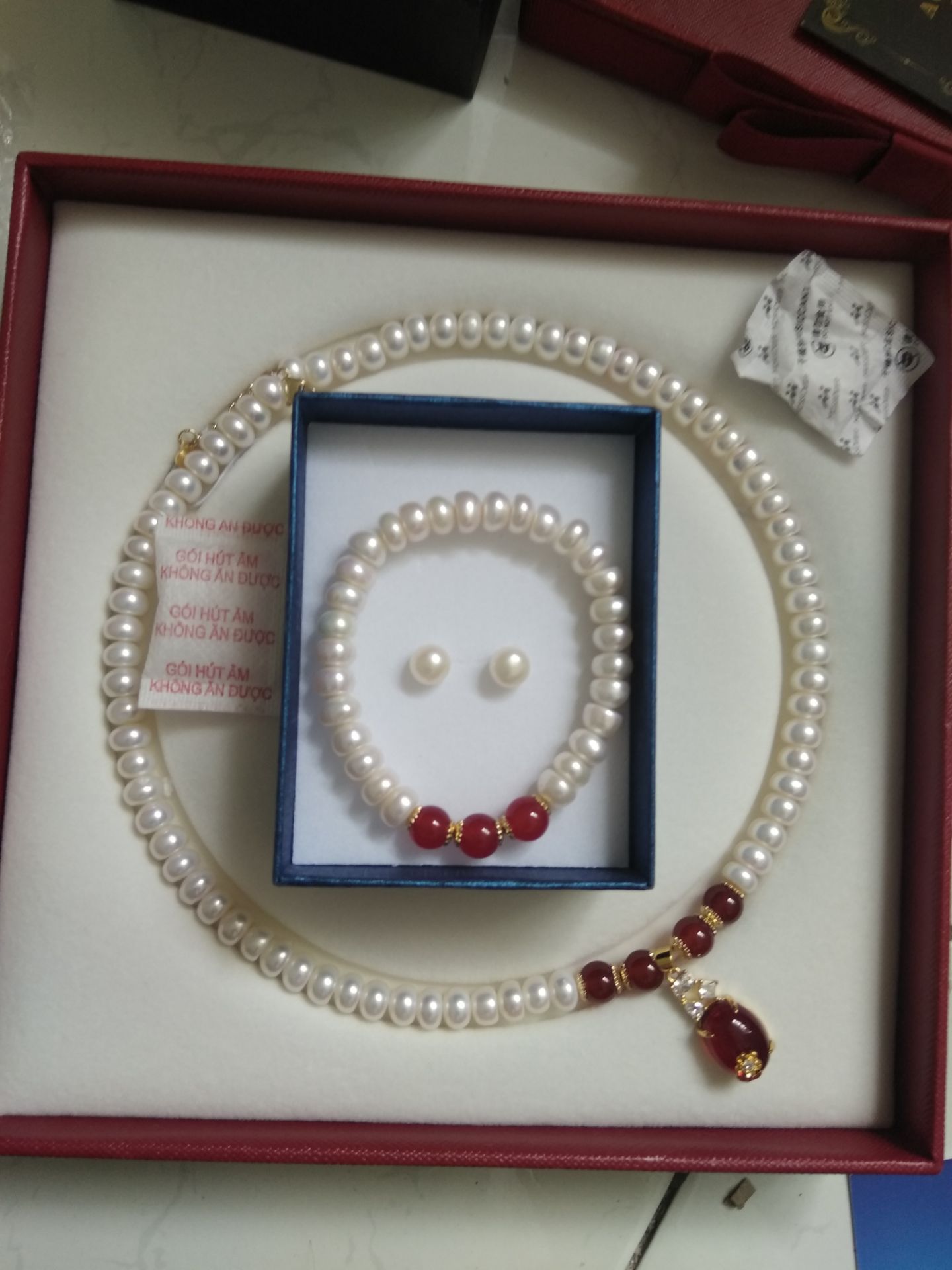 Bông tai được bỏ vào túi nilon riêng, nhưng do mình thấy để vậy đẹp nên đã gắn luôn vào mút để vòng tay.
Theo mẹ mình nhận xét thì chốt gắn dễ bị cong, có vẻ như được làm bằng nhựa. Nhưng hàng tặng kèm như vậy là cũng ổn á.