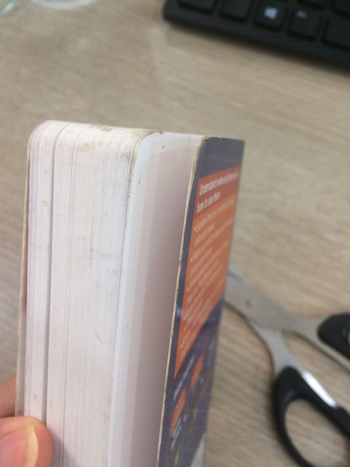 Sách cũ, bẩn, sờn hết như này mà giao cho khách đc. Đã thế k bọc hàng k gì hết. Gói vào 1 cái hộp cũng móp méo k kém. Mình mua tiki nhiều nhưng lần đầu bị ntn. Có quyển cũng bị quăn góc nhưng k đến nỗi ntn. Mình đã trả lại và mong tiki sớm giải quyết.