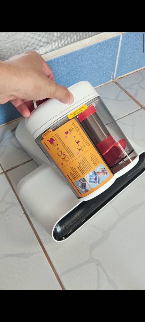 Máy hút ok nha, ồn như máy sấy tóc thôi, hút 1 xíu ra đống bụi trong nệm