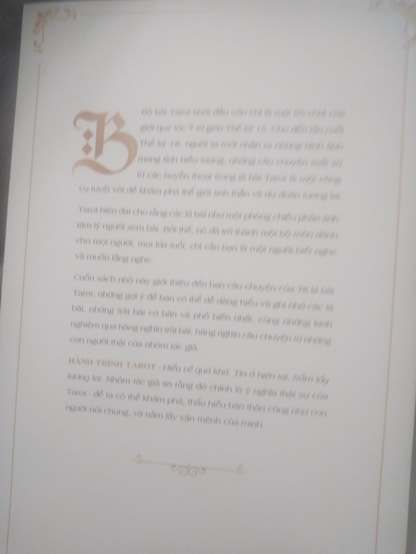 Sách khá dễ hiểu, nội dung cũng khá chi tiết cho người mới bắt đầu tìm hiểu tarot. Giấy dày, hình ảnh minh hoạ đẹp, bìa sang và xịn. Giao hàng nhanh, không móp méo
10/10