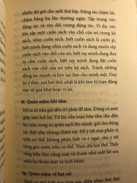 Cuốn này chủ yếu là thực tập cách sống chánh niệm, ngồi thiền, đi thiền, hợp với ai thích thiền và sống chậm rãi nhẹ nhàng. Còn mình hiện giờ thì chắc đọc cho biết sách nói gì thôi chứ ko áp dụng hết được.