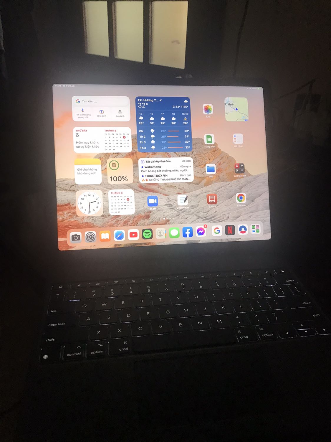 Sản phẩm ok, tốt, tiện hơn magic keyboard là có thể bảo vệ khi tháo màn hình ra khỏi, chỉ có nhược điểm là khi lấy ipad ra vào thì lâu ngày lớp cao su sẽ bị phồng như hình.