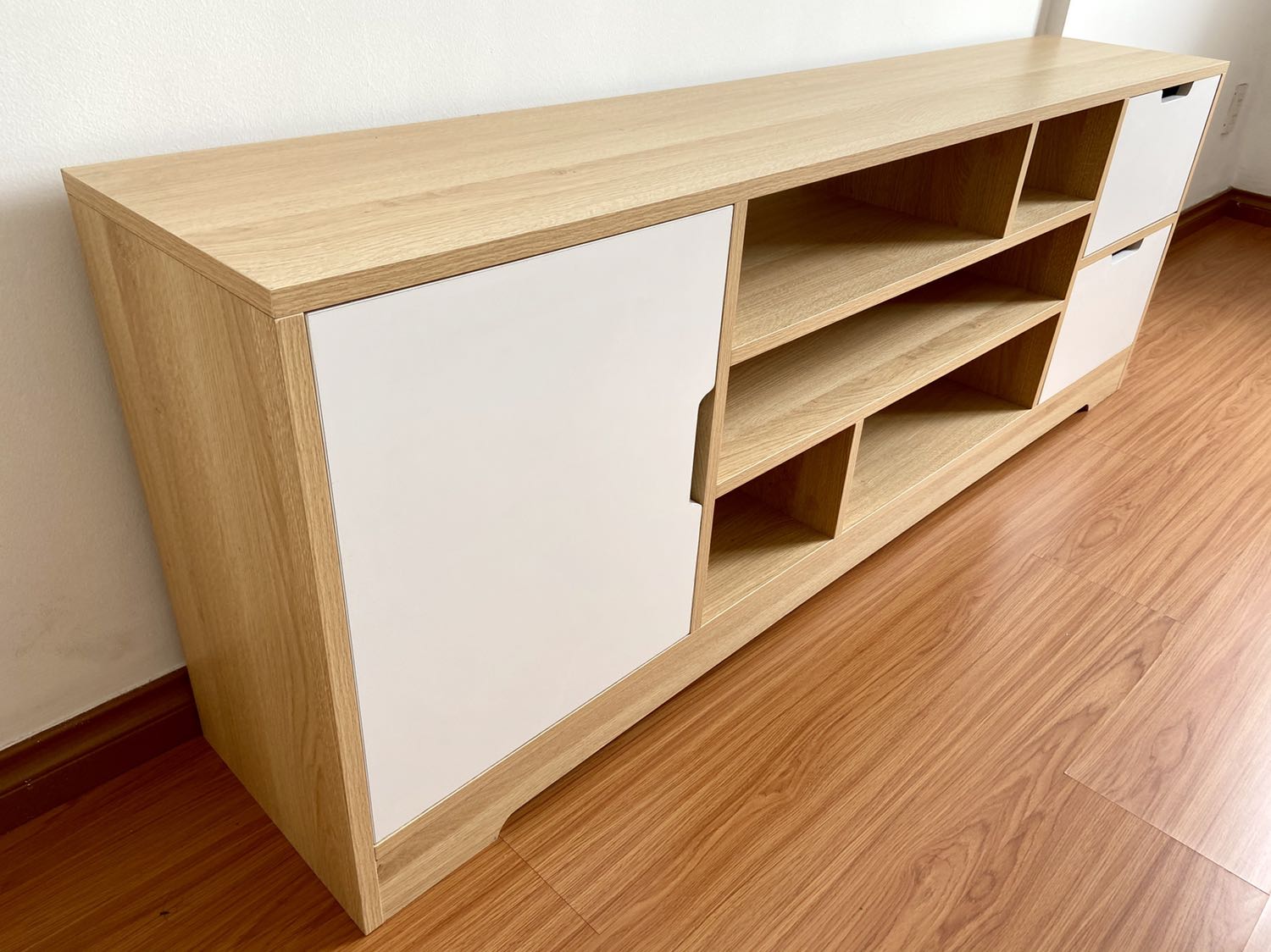 Giao hàng truớc hẹn (tốt). Đóng gói cẩn thận. Nhân viên giao hàng của xuởng gỗ thân thiện và chu đáo, khiêng lên tận nhà (bàn nặng 65kg).

Gỗ đúc thuộc loại tốt. Thiết kế đơn giản mà đẹp, màu sắc trang nhã, hữu dụng cho nhà chung cư. Bàn TV có ba ngăn, ba tủ, để được TV 60 inches, amply, đầu máy ... loại nhỏ và nhiều vật dụng khác.