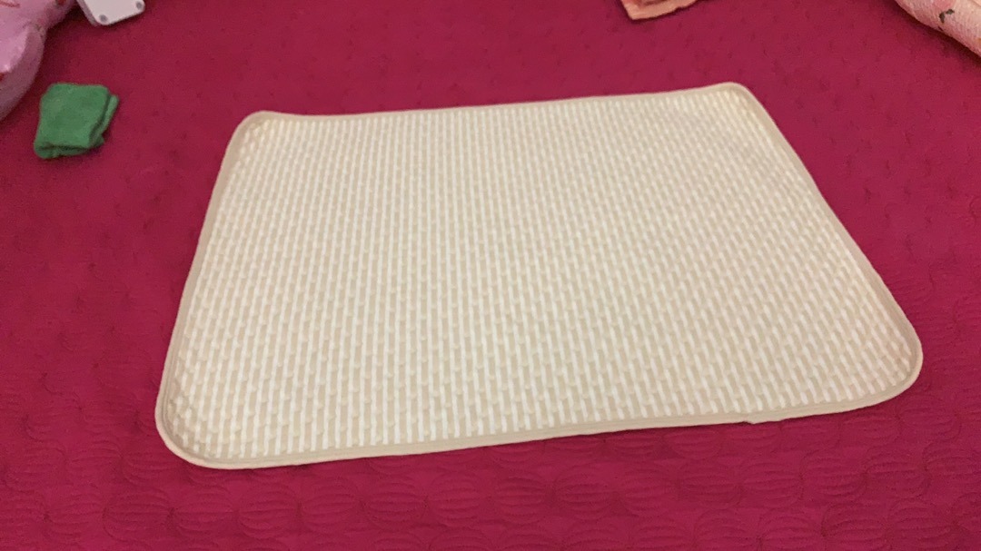 Mới đặt buổi sáng tầm trưa giao hàng luôn. Đóng gói kỹ, sản phẩm được bọc túi zip, có đầy đủ thông tin sản phẩm. Mình thử đổ nước lên thì hoàn toàn không thấm xuống mặt dưới. Sản phẩm tốt nên mua.