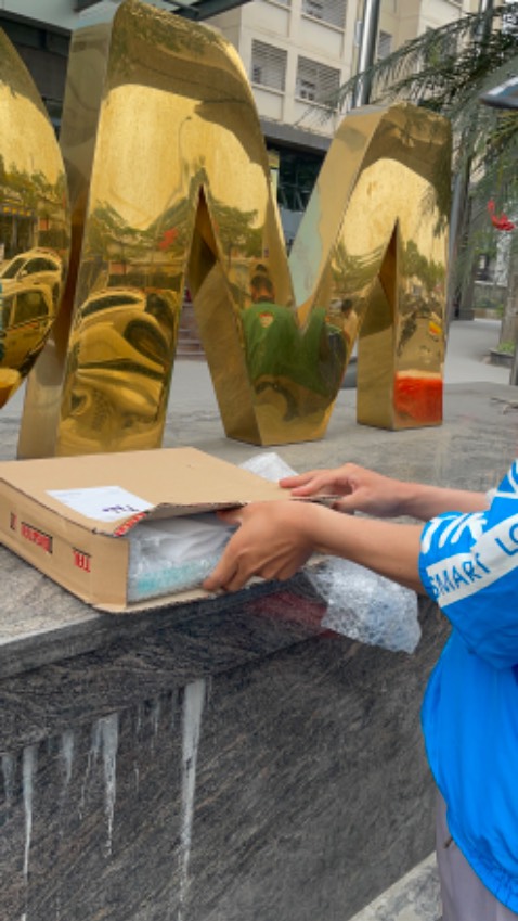 Các vấn đề khác ok. Mình sẽ chỉnh lại sao khi nhà bán có phản hồi giúp mình nhé ạ. Đoạn ngón tay mình chỉ vào thấy đường keo cao hẳn lên là do máy nào cũng vậy hay chỉ máy này dán không khớp lắm ạ. Cảm ơn.