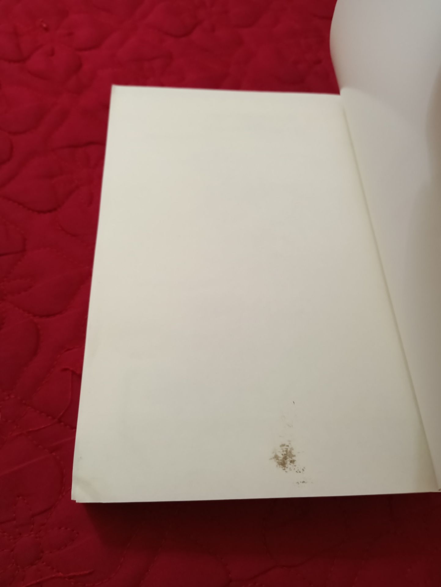 giao hàng nhanh quá luôn, dự kiến hơn một tuần mà hôm sau đến luôn. còn cái này chắc là lỗi nhà xuất bản nên mép bìa bị cong với có một vết bẩn giống như dính bùn vậy.