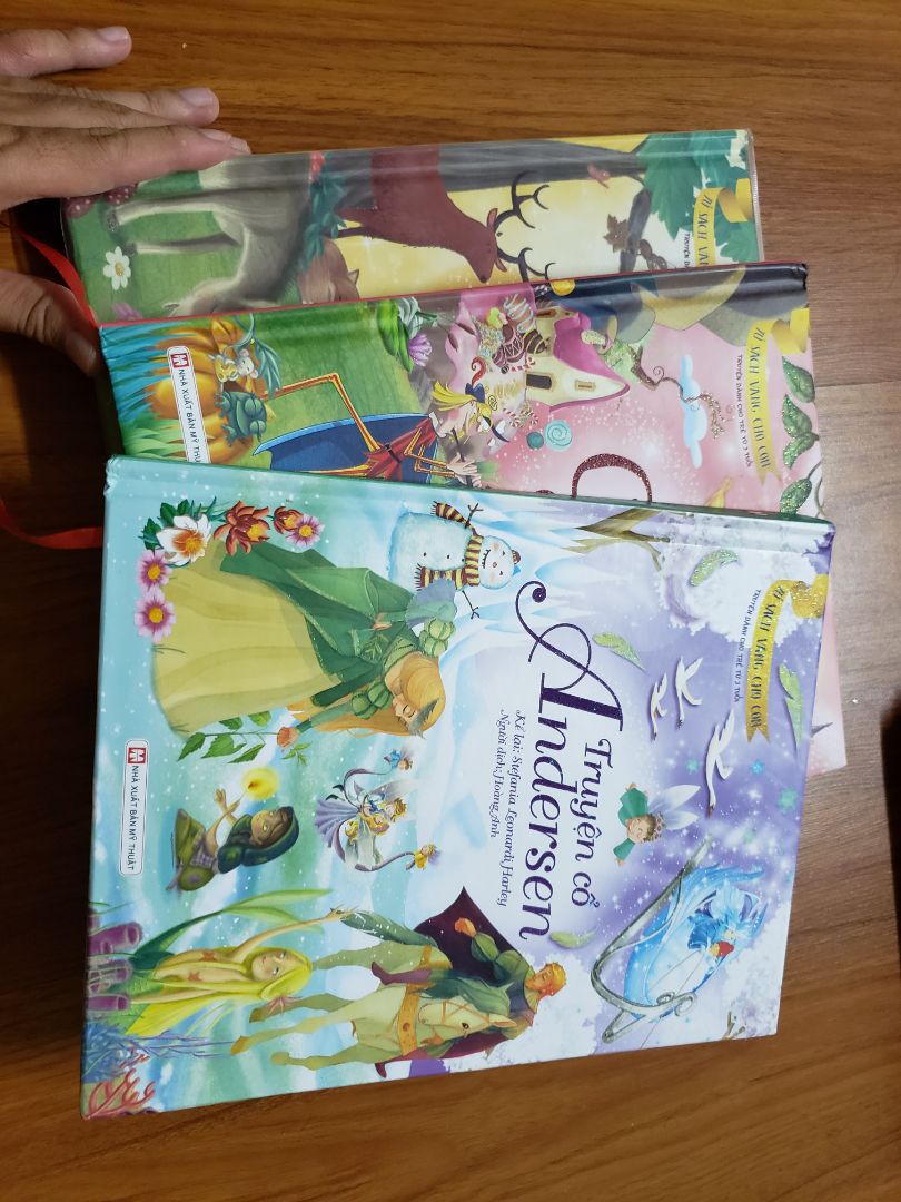 Sách hay nhiều hình ảnh minh họa rất sinh động trẻ rất thích. Bìa cứng có kim tuyến lấp lánh kèm theo.