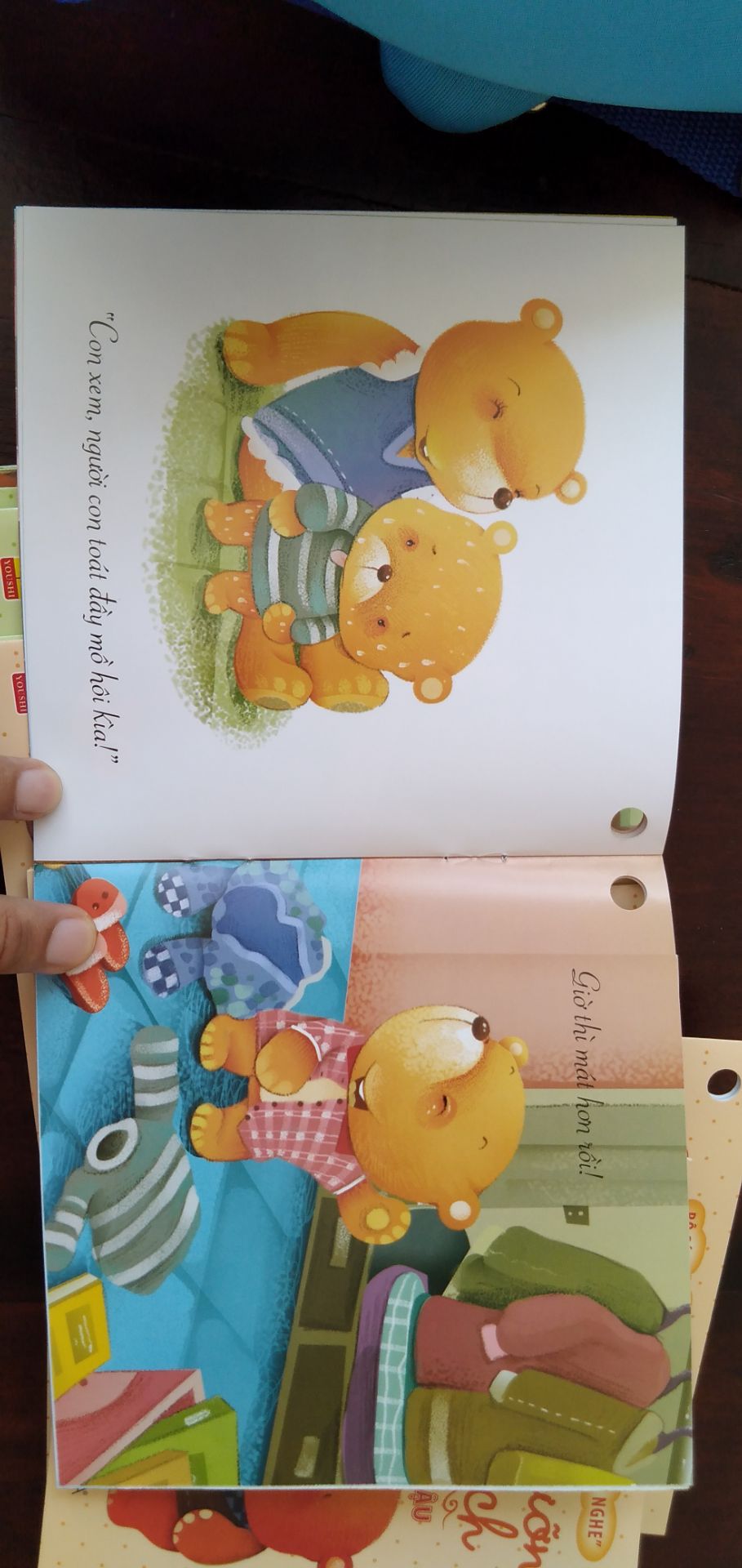 sách k quá dày cũng k mỏng quá, tuy nhiên mình vẫn sợ bé nhỏ tuổi sẽ làm rách, cháu mình mê lắm luôn