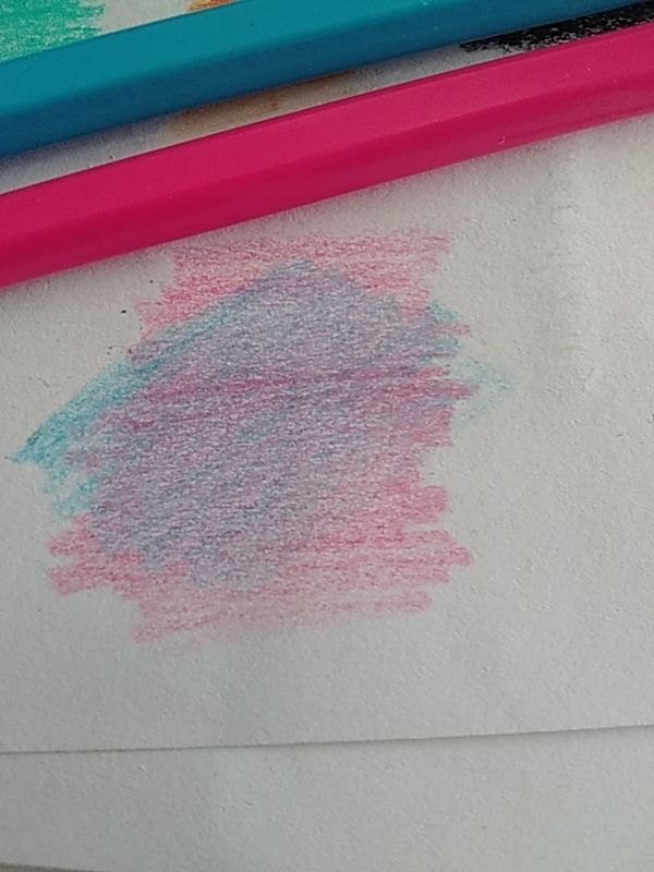 màu lên khá là chuẩn, không có gì phải phàn nàn, chồng màu khá tốt, tuy nhiên bút mềm khá dễ gãy, ko khéo là vụn giống vầy. Chồng lên 2 lớp thì ok, nhưng nhiều lớp thì thấy ko ổn lắm, màu trắng blend màu ổn. 55k có bộ 24 màu vẽ vời là ổn ròi. nhưng cái này ko hợp vẽ chân dung đâu, chơi chơi thì được, vì bút khá là mềm. À còn hộp đựng thì bằng bìa caton, cũng chắc chắn, có chỗ chuốt bút nữa, nên ưng lắm. Giao hàng nhanh.