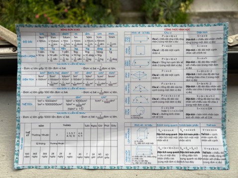 Mỏng nên giao chung sách nhỏ bị cong, có thể lấy vật nặng đè cho thẳng lại