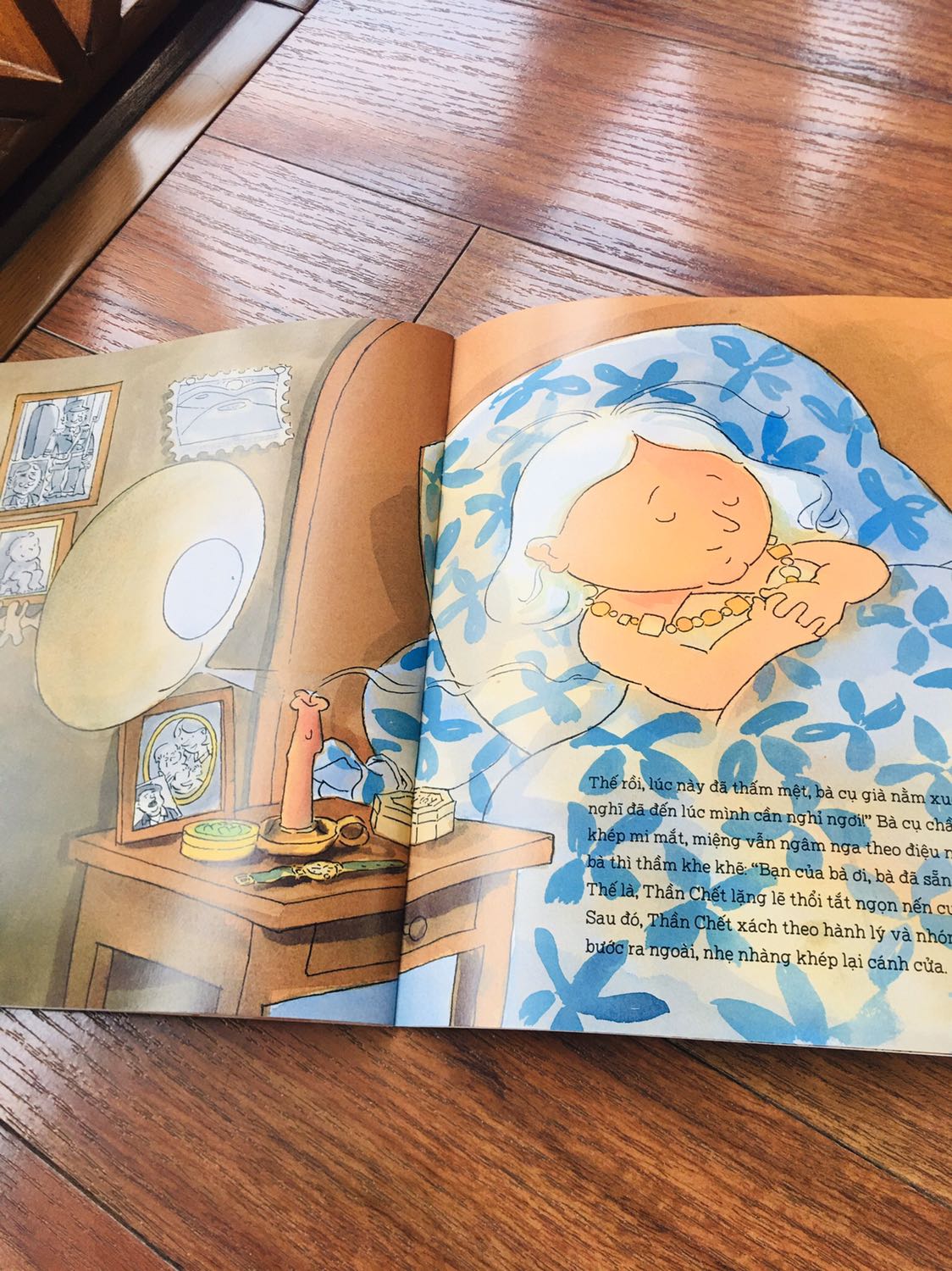 Ban đầu chọn mua vì nghĩ là truyện chữ, sau khá bất ngờ vì đó là truyện tranh. Nhóc nhà mình đọc rất thích, có chi tiết nào hài hước là lại chỉ cho mình đọc cùng!