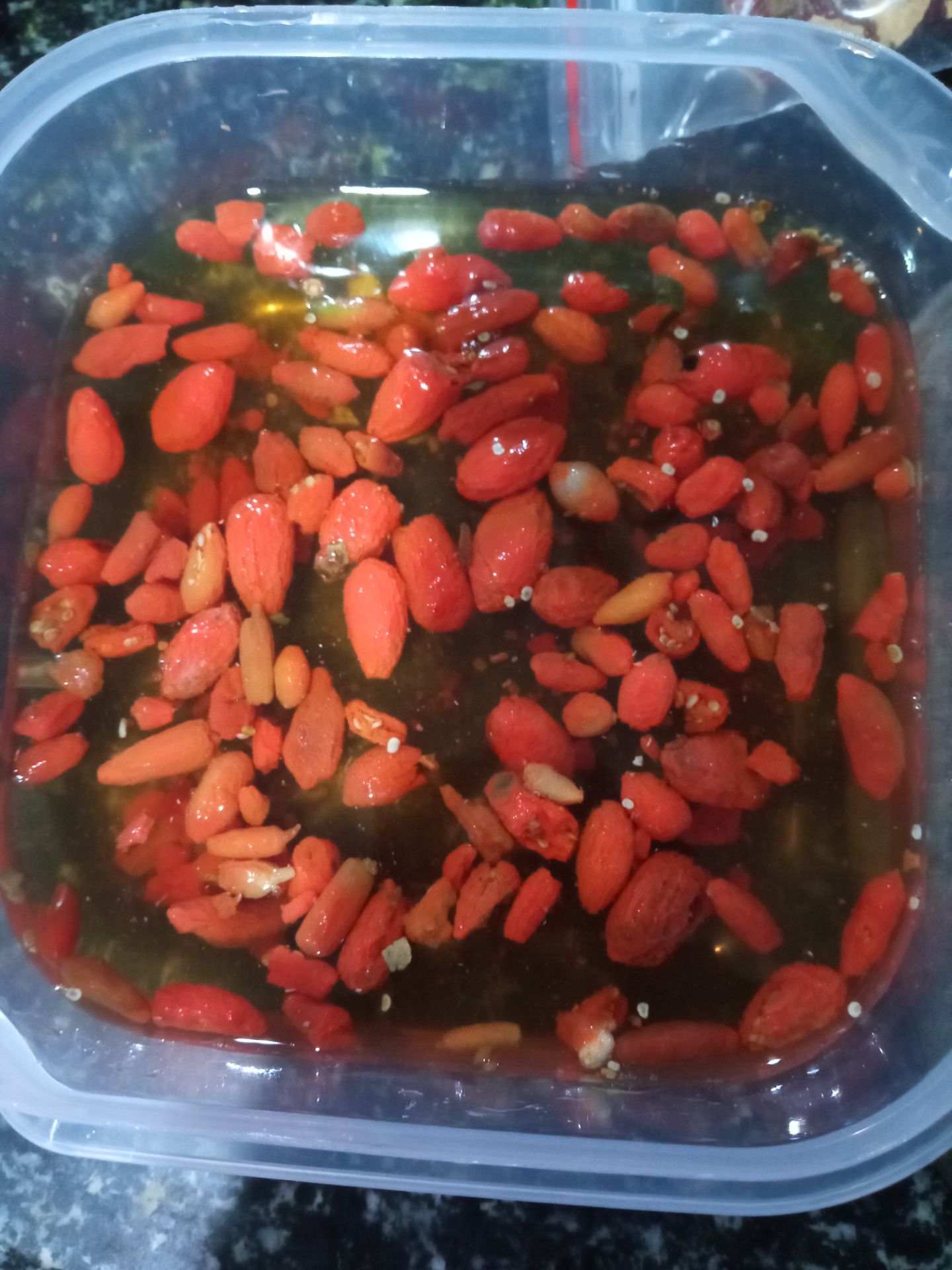 nấm đông trùng hạ thảo rất là vụn, giống như đồ thải vậy, vụn gãy, ngâm ra có màu hơi đen. Kỉ tử thì vỡ nát, giống như bị chuột gặm, có những quả kỉ tử còn có cùi. Mấy món còn lại tạm ổn. Thấy shop đc đánh giá uy tín nhưng khá thất vọng. Quên chụp hình nấm. Nói chung sẽ không mua lại chè dưỡng nhận và kỷ tử lần thứ hai.