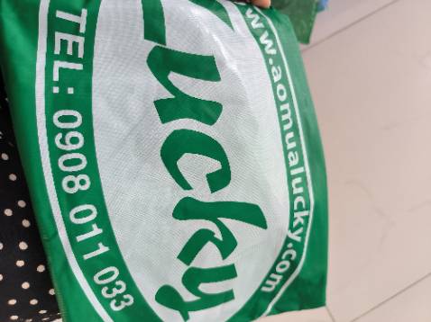 Kiểu giống hình, vải nhựa bóng láng đoán chừng sẽ ít bị bám bẩn. Chưa dùng nên chưa đánh giá đc nhiều