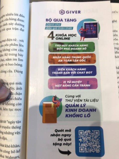Sách mẫu mã bề ngoài đẹp.
Bên trong nhét cho một đống kiến thức nhạt thếch,  sáo rỗng đầy trên mạng. 
Mỗi chương ko có một một thông điệp cốt lõi, hoặc làm thế nào để đạt được??
Thế mà bià sau lại ghi "Sách về chủ đề bán lẻ hay nhất mọi thời đại" 

Điểm cộng là quà tặng đáng giá gấp 10 lần cuốn sách.