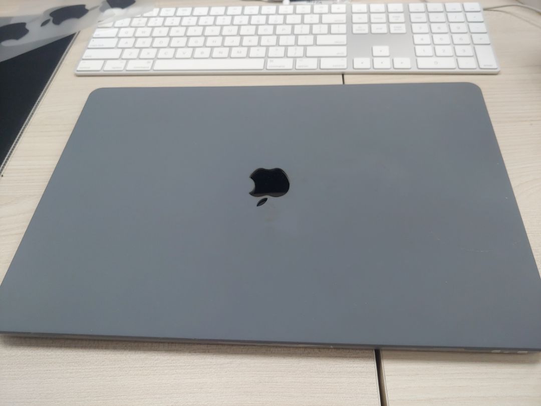 Tuy ốp vừa khít máy nhưng chất lượng chưa tốt lắm, bị ố vàng ngay chỗ khoét logo Táo sau 1 tuần sử dụng