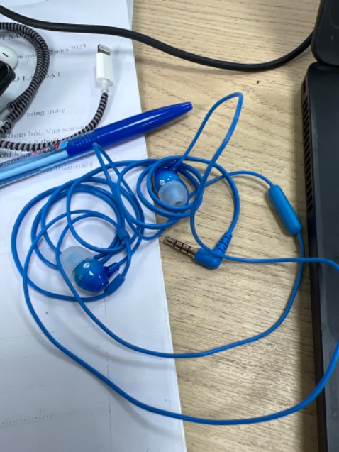 Tạm ổn mà ko có nút điều khiển âm lượng trên dây