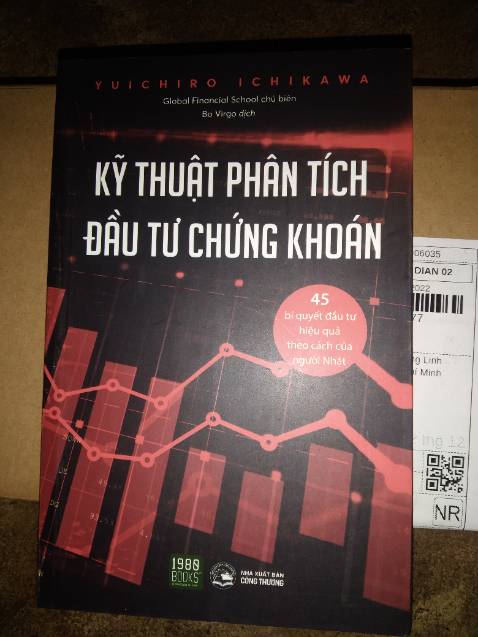Nhìn sách như là hàng trưng bày, các gốc sách bị sần nhẹ, không như hàng mới 100%